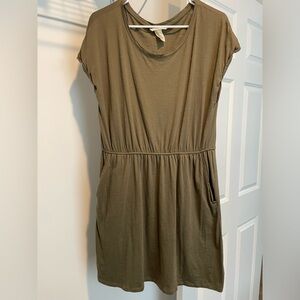 H&M olive green tshirt dress with pockets. Size L.